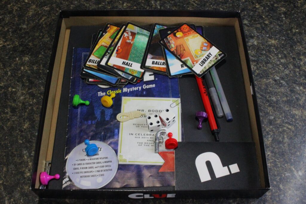 CLUE MESSY BOX